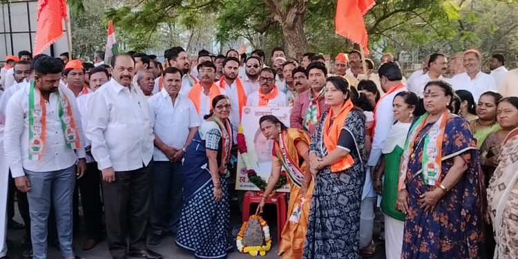 “उध्दव साहेब आदेश द्या, खून का बदला खून लेंगे ” देवेंद्र फडणवीस म्हणून दगडाला घातला हार ; काँग्रेस -राष्ट्रवादी ही झाली आक्रमक