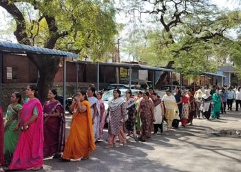सोलापूर झेडपीत एक तासाचे वॉकआऊट आंदोलन ; कर्मचारी महासंघाने वेधले लक्ष
