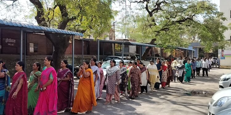 सोलापूर झेडपीत एक तासाचे वॉकआऊट आंदोलन ; कर्मचारी महासंघाने वेधले लक्ष