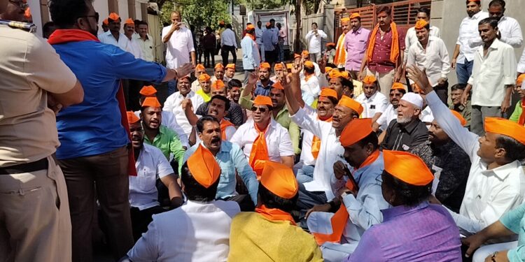 सोलापुरात मराठा बांधवांचे आमदारांच्या घरांसमोर आंदोलन ; मालक घरात, बापू दिल्लीत तर ताई मुंबईत ; देशमुख म्हणाले, मी कायम तुमच्या सोबतच