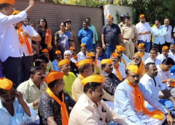 मराठा आंदोलक आ. सुभाष देशमुख यांच्या निवासस्थासमोर गेल्यानंतर काय घडले