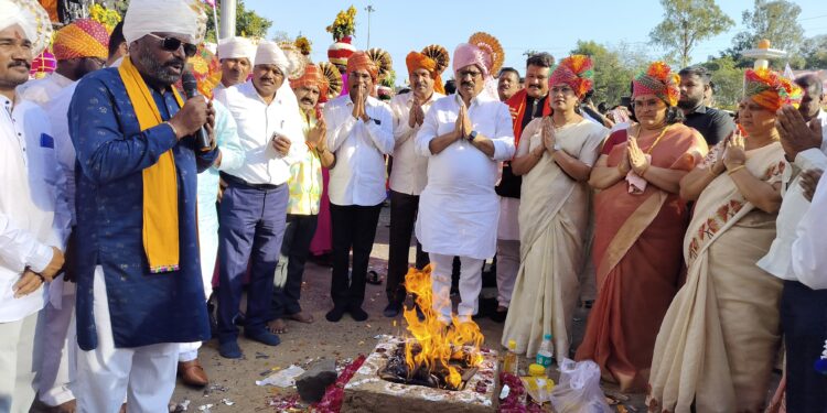 सोलापुरात पारंपरिक लोकनृत्य, वाद्यासह संत सेवालाल महाराज जयंतीची मिरवणुक