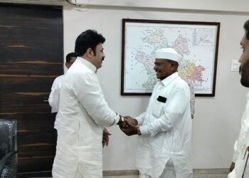 काका साठे -उमेश पाटील आले जिल्हा परिषदेत समोरा समोर ; पुढे काय घडले