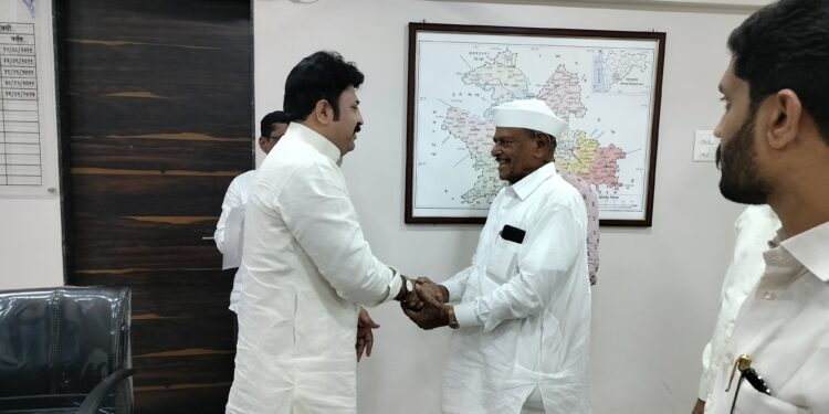 काका साठे -उमेश पाटील आले जिल्हा परिषदेत समोरा समोर ; पुढे काय घडले