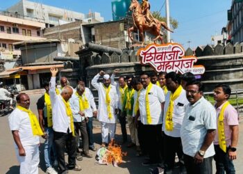 पंढरपुरात आमदार संजय गायकवाड यांच्या प्रतिमेला जोडे मारून ओबीसी नेत्यांनी केले दहन