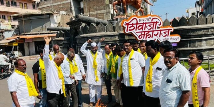 पंढरपुरात आमदार संजय गायकवाड यांच्या प्रतिमेला जोडे मारून ओबीसी नेत्यांनी केले दहन