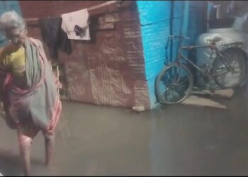 सोलापुरात घुसू लागले गरिबांच्या घरात पाणी ; ती रात्र काढावी लागते जागून ; कडक शिस्तीच्या आयुक्त मॅडम लक्ष देतील का?