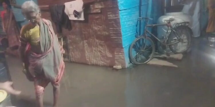 सोलापुरात घुसू लागले गरिबांच्या घरात पाणी ; ती रात्र काढावी लागते जागून ; कडक शिस्तीच्या आयुक्त मॅडम लक्ष देतील का?