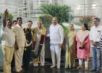 महेश कोठे गटाचा रात्री बारा वाजता जल्लोष ; सत्तेत राहिले तरच कामे होतात हा कार्यकर्त्यांचा गैरसमज