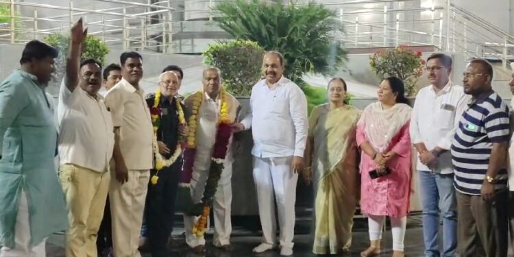 महेश कोठे गटाचा रात्री बारा वाजता जल्लोष ; सत्तेत राहिले तरच कामे होतात हा कार्यकर्त्यांचा गैरसमज