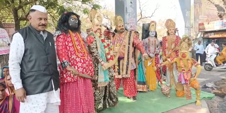 राम, हनुमान, रावण अवतरले सोलापूर जिल्हा परिषदेसमोर ; कुणीतरी लक्ष द्या रे आमच्याकडे