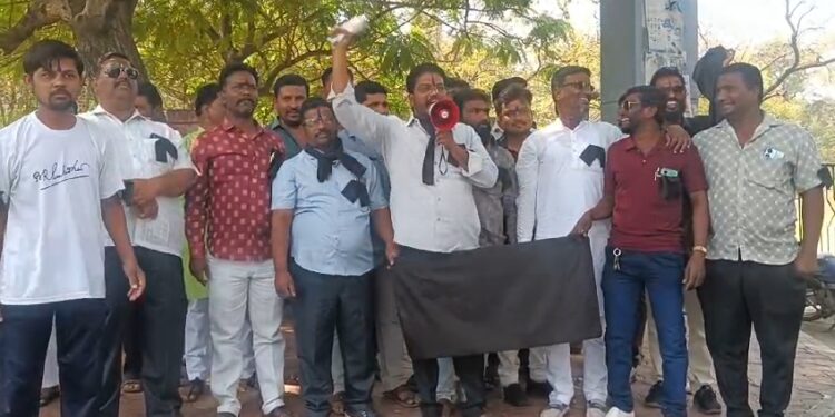 मुख्यमंत्री, गृहमंत्री राजीनामा द्या ; सोलापुरात पी जी ग्रुपची मागणी ; निखिल वागळे समर्थनार्थ निदर्शने