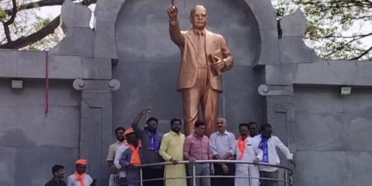 शिव -भीम सैनिकांच्या संरक्षणात असीम सरोदे, विश्वंभर चौधरी सोलापुरात कार्यक्रम स्थळी दाखल