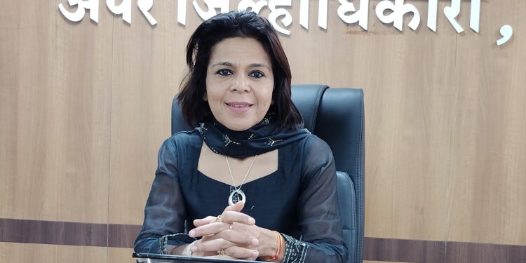 अपर जिल्हाधिकारी मोनिका ठाकूर यांनी पदभार घेतला ; निवडणुकांचा दांडगा अनुभव ; कोण आहेत ठाकूर?