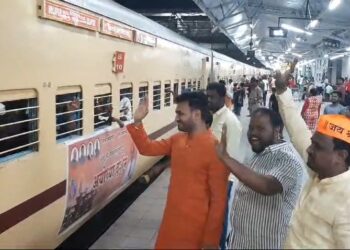 सोलापूर लोकसभा मतदारसंघातून रामभक्त आस्था एक्सप्रेसने अयोध्याला रवाना 