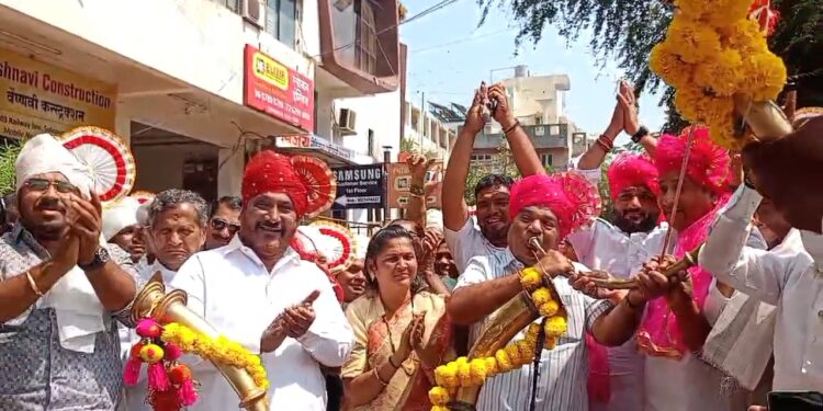 सोलापुरात शरद पवारांच्या राष्ट्रवादीने महात्मा गांधींच्या पुतळ्यासमोर तुतारी वाजवली ; खरटमलांनी तुतारी फुंकली