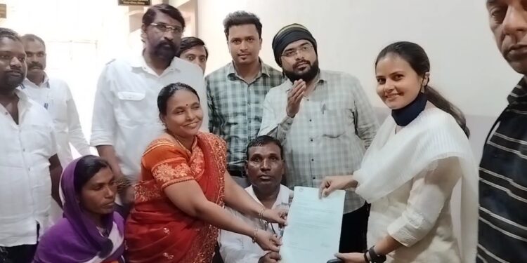 झेडपीतील रुपनरच्या ‘प्रताप’ वर सीईओ मनीषा आव्हाळे यांचा ‘प्रहार’ ; काढली शोकास नोटीस