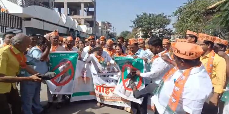 सोलापुरात भाजप कार्यकर्ते झाले आक्रमक ; राहुल गांधी यांचा गाढव गांधी म्हणून उल्लेख