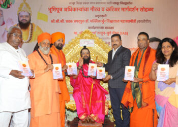 जिल्हाधिकारी दिलीप स्वामी यांच्या पुस्तकाचे थाटात प्रकाशन ; पहा प्रकाशन सोहळा छायाचित्रातून….