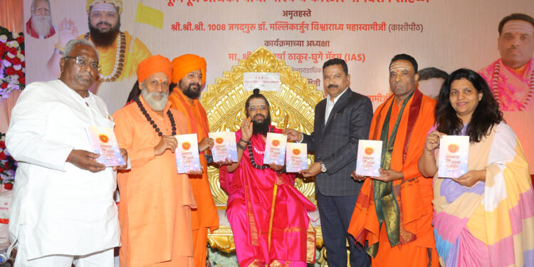 जिल्हाधिकारी दिलीप स्वामी यांच्या पुस्तकाचे थाटात प्रकाशन ; पहा प्रकाशन सोहळा छायाचित्रातून….