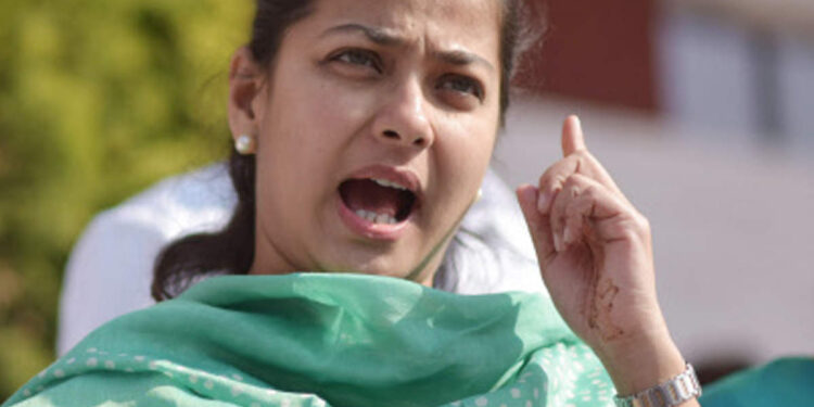 प्रणिती शिंदे यांच्या वाहनावर हल्ला ; आंदोलकांशी भिडल्या ! प्रणिती शिंदे यांचा भाजपवर गंभीर आरोप