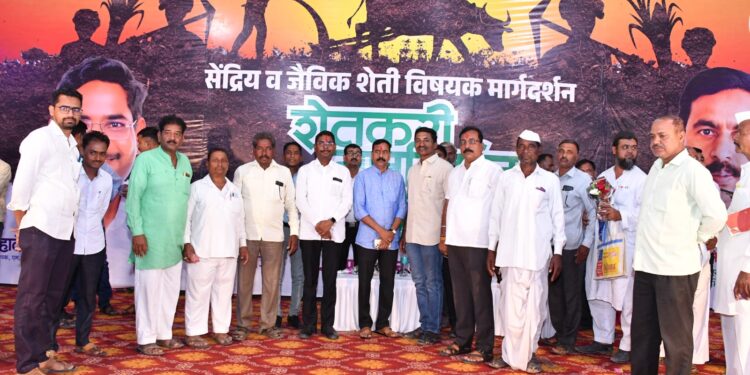 महादेव कोगणुरे यांनी बांधली शेतकऱ्यांची मोट ; 5000 शेतकरी आणि 500 महिलांना कायमस्वरूपी रोजगार मिळण्यासाठी रोल मॉडेल उभा करणार