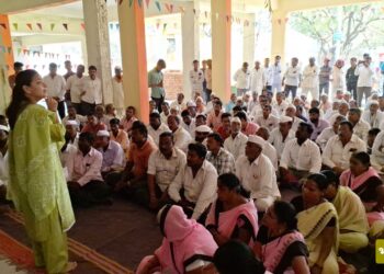 आमदार प्रणिती शिंदे यांचा मंगळवेढ्यातील दुष्काळी भागात झंझावाती दौरा ; सुरुवातीला विरोध नंतर प्रचंड प्रतिसाद, नागरिकांच्या प्रश्नी थेट जिल्हाधिकाऱ्यांशी संवाद