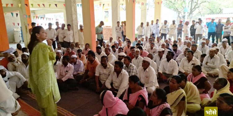 आमदार प्रणिती शिंदे यांचा मंगळवेढ्यातील दुष्काळी भागात झंझावाती दौरा ; सुरुवातीला विरोध नंतर प्रचंड प्रतिसाद, नागरिकांच्या प्रश्नी थेट जिल्हाधिकाऱ्यांशी संवाद