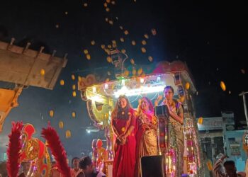 सीईओ मनिषा आव्हाळे यांच्यावर जेसीबीतून पुष्पवृष्टी.., बग्गीतून काढली मिरवणूक ; कुठे झाला हा अनोखा सन्मान