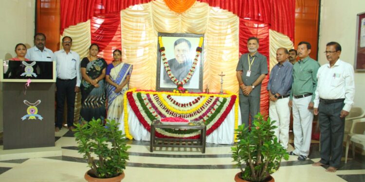 सोलापुरात डॉ पतंगराव कदम यांना पुण्यतिथीनिमित्त संकुलात अभिवादन