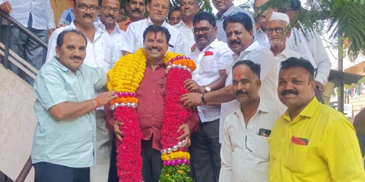 बाबा कारंडे यांना विरोध ; शंकर चौगुले झाले बिनविरोध , मुजीब शेख व्हॉईस चेअरमन; लेबर फेडरेशन चेअरमन निवडणूक ठरली लक्षवेधी