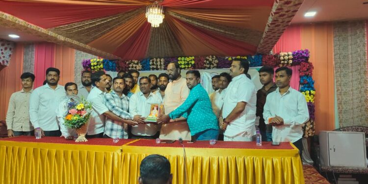 सोलापूरच्या सर्वांगीण विकासासाठी पुणे निवासी सोलापूरच्या युवकांची अमर साबळेंना पसंती