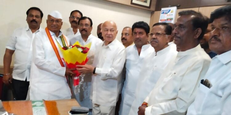 सोलापूर काँग्रेस जिल्हाध्यक्ष पदाचा तात्पुरता पदभार आला या पवारांकडे ; लोकसभा निवडणुकीसाठी काँग्रेस श्रेष्ठींचा निर्णय