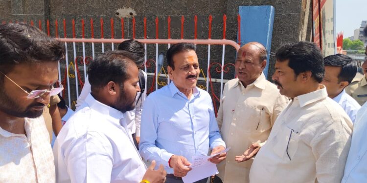 सोलापूर भाजपचे पदाधिकारीच म्हणू लागले, खऱ्या SC कार्यकर्त्याला लोकसभेची उमेदवारी द्या ; मंत्री गिरीश महाजनांकडे मागणी