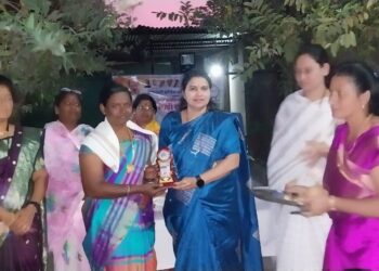 राष्ट्रवादीच्या कार्याध्यक्ष उज्वला पाटील यांचा अनोखा उपक्रम ; ट्रक व रिक्षा चालवणाऱ्या महिलांचा केला सन्मान