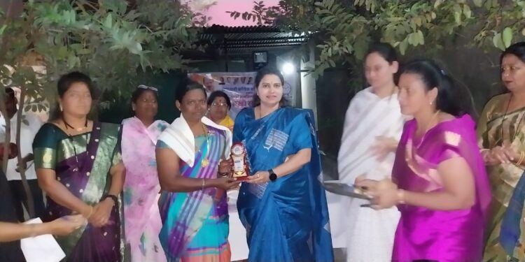 राष्ट्रवादीच्या कार्याध्यक्ष उज्वला पाटील यांचा अनोखा उपक्रम ; ट्रक व रिक्षा चालवणाऱ्या महिलांचा केला सन्मान