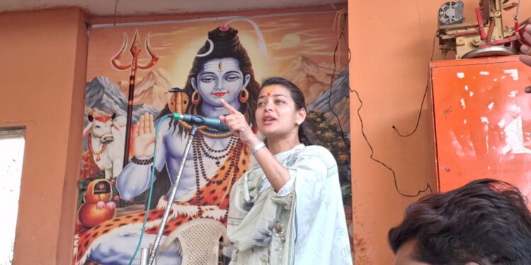 आमदार प्रणिती शिंदेंचा दक्षिणमध्ये झंझावात ; हसापुरेंच्या नियोजनाने वातावरण काँग्रेसमय ; चिमणी, विमानसेवेकडे लक्ष वेधले