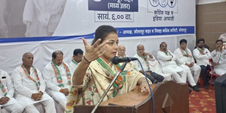 आमदार प्रणिती शिंदे दौरा अर्धवट सोडून दिल्लीला रवाना ; सोलापुरात चर्चेला उधाण