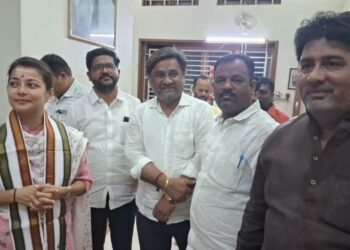 भाजप चारसौ पार नाही, तडीपार, हद्दपार होणार…..; सोलापुरात काँग्रेसने फोडले फटाके, वाटली मिठाई