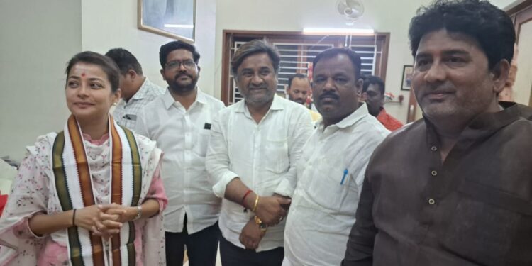 भाजप चारसौ पार नाही, तडीपार, हद्दपार होणार…..; सोलापुरात काँग्रेसने फोडले फटाके, वाटली मिठाई