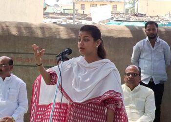 दक्षिणच्या दौऱ्यात प्रणिती शिंदेंचे जोरदार स्वागत ; मोदीजी हिम्मत असेल तर समोरासमोर लढा ; दिले आव्हान