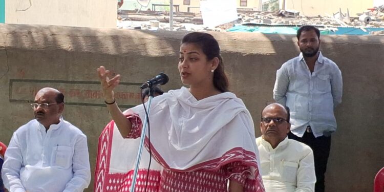 दक्षिणच्या दौऱ्यात प्रणिती शिंदेंचे जोरदार स्वागत ; मोदीजी हिम्मत असेल तर समोरासमोर लढा ; दिले आव्हान