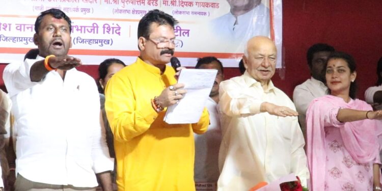 सोलापुरात शिवसेनेने पेटवली मशाल ; प्रणिती शिंदेंसाठी सेना वापरणार ही बूथ यंत्रणा