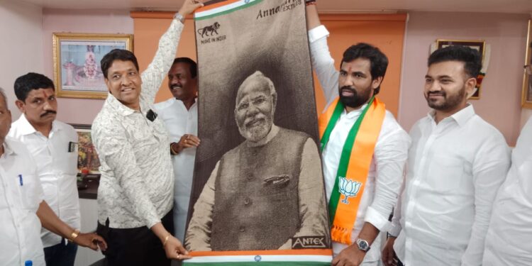 भाजप उमेदवार आमदार राम सातपुते यांनी घेतली टेक्सटाईल उद्योजकांची भेट ; कामगार वर्गाचा भरघोस पाठिंबा