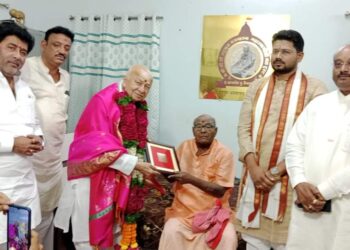 सोलापुरातील लिंगायत धर्मगुरूंचे आशीर्वाद ; प्रणिती शिंदे खासदार होतील ; सुशीलकुमार शिंदे भेटीला