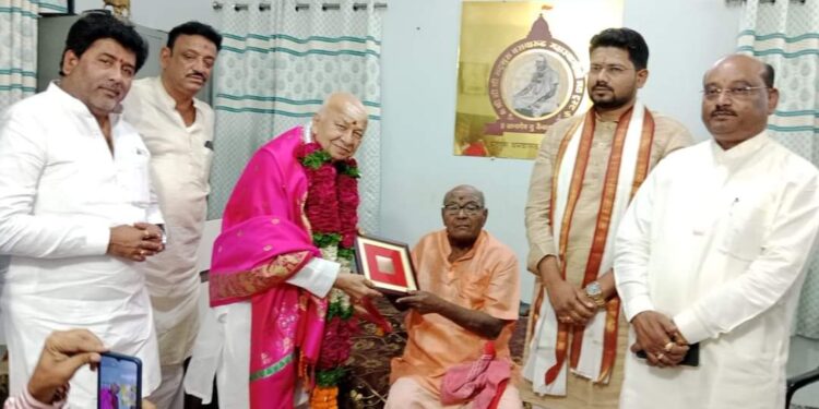 सोलापुरातील लिंगायत धर्मगुरूंचे आशीर्वाद ; प्रणिती शिंदे खासदार होतील ; सुशीलकुमार शिंदे भेटीला