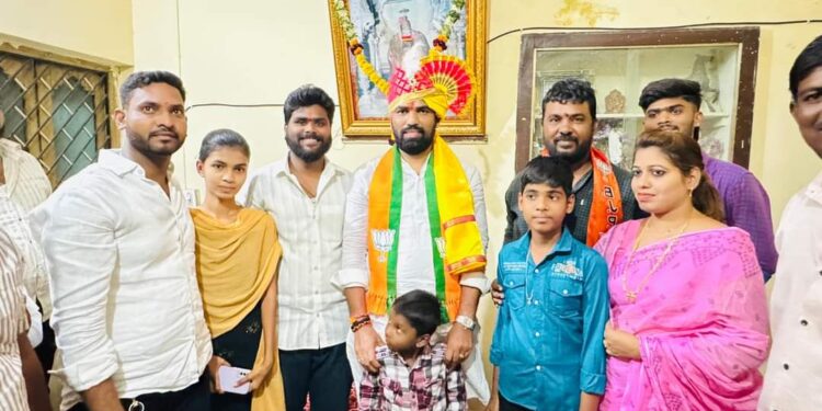 सोलापुरात विश्वनाथ दुर्लेकरांच्या घरी राम सातपुते यांची सदिच्छा भेट ; सातपुतेंकडून हे आश्वासन