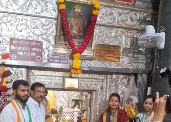 स्वामी समर्थांच्या दर्शनाने प्रणिती शिंदे यांच्या अक्कलकोट दौऱ्याला सुरुवात ; जेसीबीतून पुष्पवर्षाव करून अक्कलकोटमध्ये जोरदार स्वागत