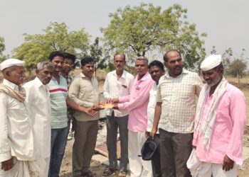 प्रणितीताई आणि हसापुरे यांचे कार्यकर्ते धावले मदतीला ; जळीतग्रस्तांना शासनाची मदत मिळवून देणार