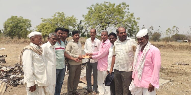 प्रणितीताई आणि हसापुरे यांचे कार्यकर्ते धावले मदतीला ; जळीतग्रस्तांना शासनाची मदत मिळवून देणार